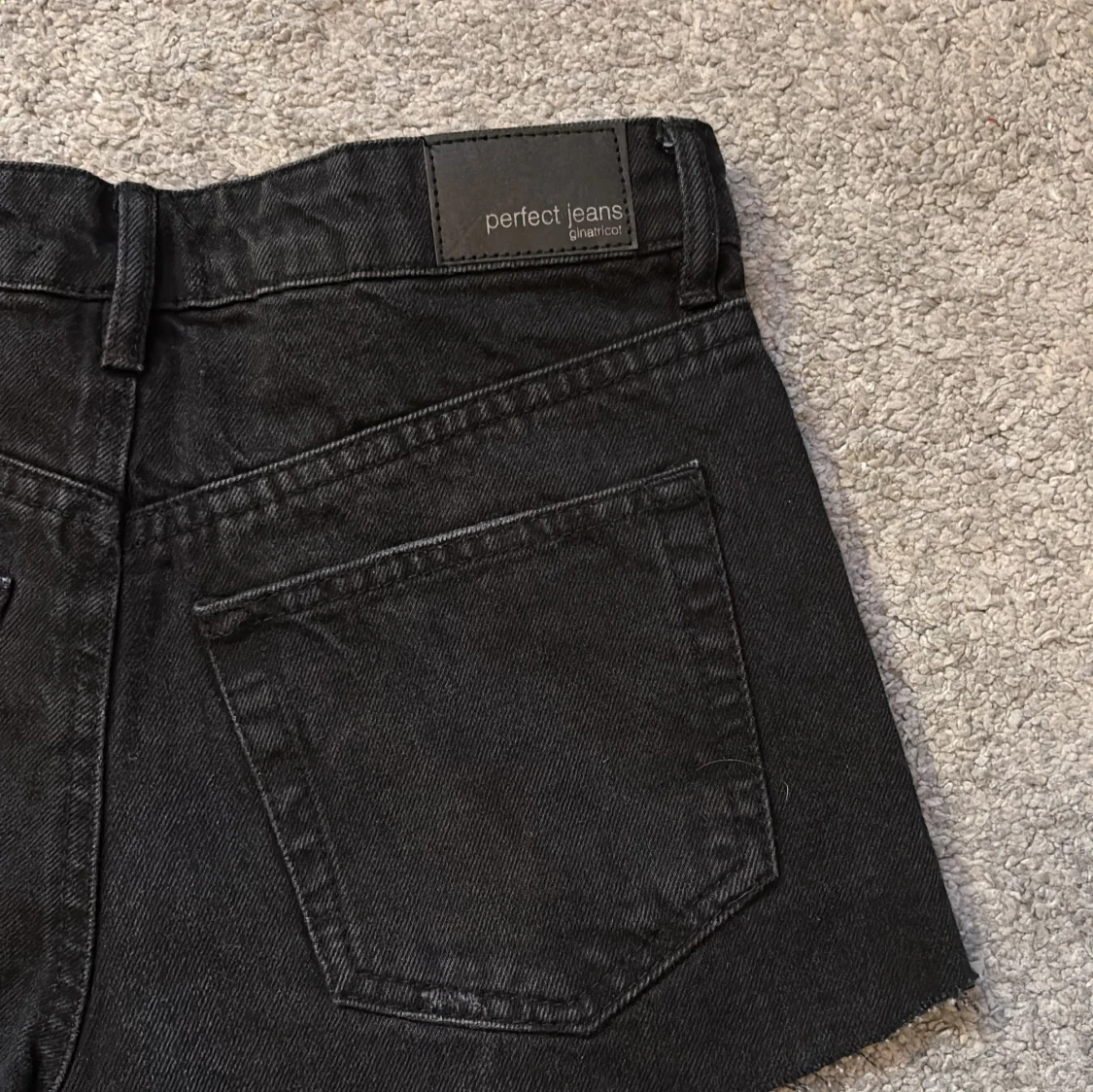 Svarta jeansshorts från Gina tricot  - 4