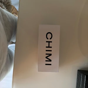  CHIMI 07 ecru  - Snygga solglasögon från CHIMI 07 i färgen ecru, perfekt nu till sommaren, de är använda ett fåtal gånger men finns någon enstaka repa på sidorna men inget man märker av, finns även en liten fläck på servetten!✨