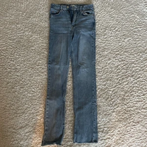 Högmidjade jeans - Slits längst ner, kedjan är utbytt, väldigt bra skick☺️