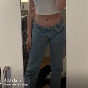 Blå jeansbyxor - Klassiska blå jeansbyxor med en rak passform. De är i storlek 26 vilket är som en xs. De är storlek 30 i längden