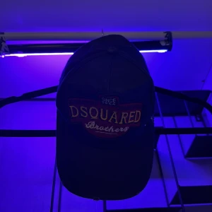 Svart keps från Dsquared - Snygg mörk blå keps från Dsquared med broderad logga framtill. Perfekt för en cool och avslappnad stil. Justerbar passform för optimal komfort.