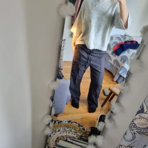 Mörka avslappnade kostymbyxor - Säljer mörkt grå kostymbyxor med snörning i midjan. Perfekt för en avslappnad look eller vid mer proffesionella tillfällen. Byxorna är mjuka och bekväma, idealisk för vardagsbruk.🫶 Nypris 600