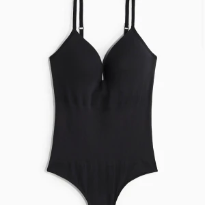 Svart string body - Hm stringbody helt oanvänd!❤️