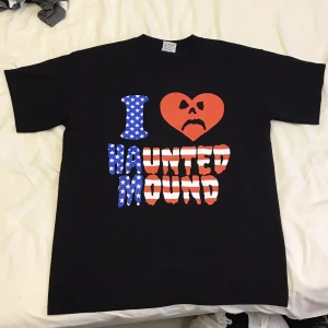 Haunted mound - I love Haunted Mound America T- shirt (L)+ Hackle T-shirt. (S) Haunted Mound reapers T shirt (m).  Säljer dessa då det men ej används så mycket med feta tröjor! 500 styck eller samtliga för 1200,  ja brukar ha M i size men tycker alla dessa plagg passar mig bara att stylea olika! Hör av er vid eventuella frågor :) 