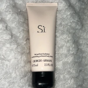 Si Moisturizing Perfumed Body Lotion från Giorgio Armani - Säljer en lyxig och återfuktande body lotion från Giorgio Armani, Si-serien. Den kommer i en elegant beige tub med svart lock och rymmer 75 ml. Perfekt för att ge huden en mjuk och väldoftande känsla. Älskar doften men min hud är känslig för parfymerade produkter så säljer den , ca hälften kvar av vad jag kan se men svårt att avgöra då man får lysa med fick lampa på förpackningen!😍