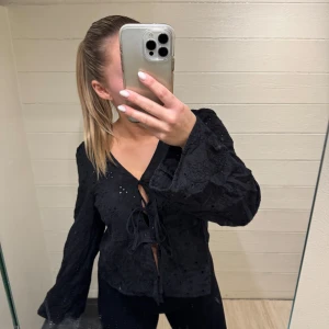 Blus vero Moda - Säljer denna blus från Vero Moda då den inte kommer till användning, använd vid ett tillfälle enbart. Köpt för 599 men säljer för 300