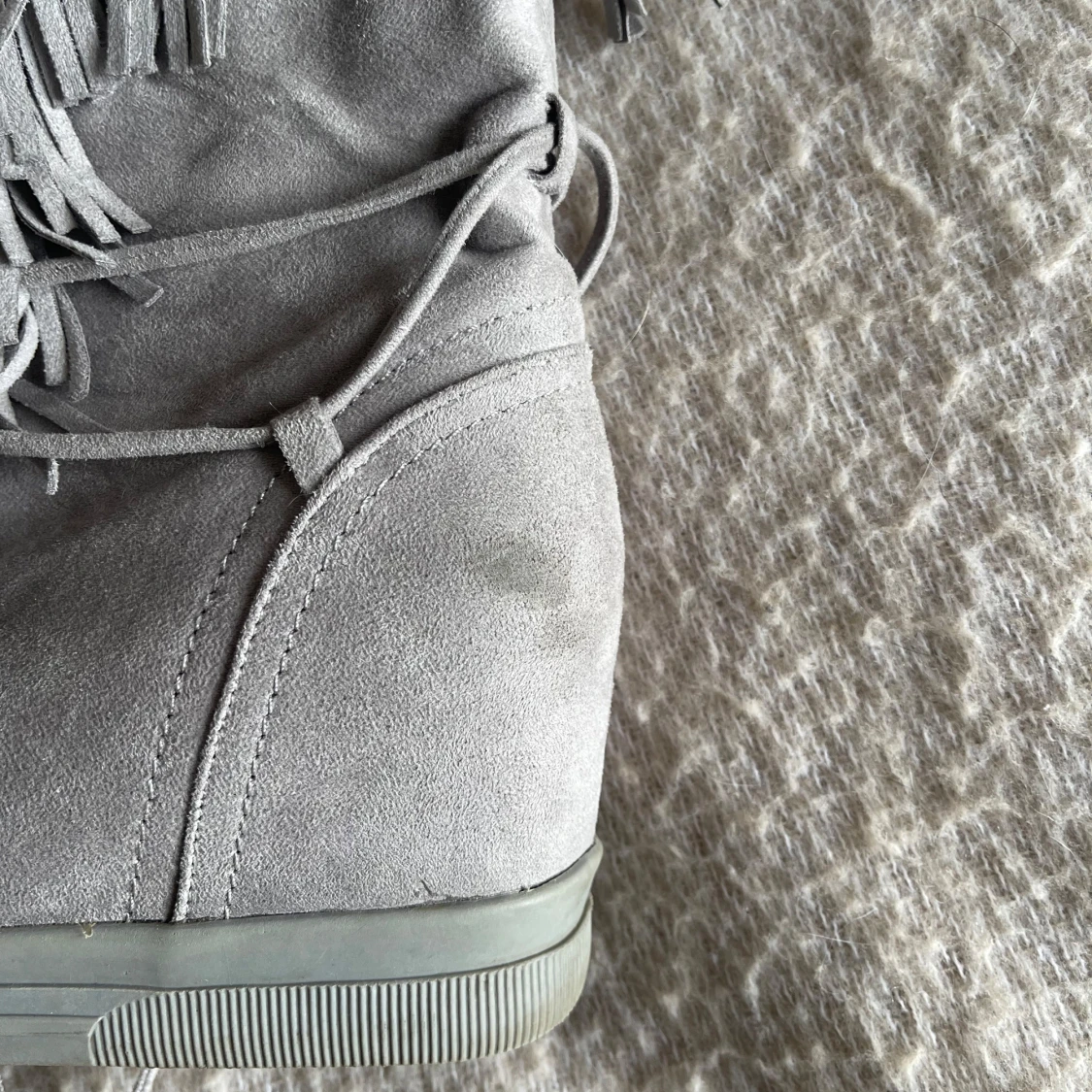 Grå mocka boots med fransar - 1