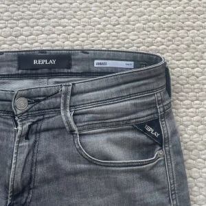 Replay anbass jeans grå - Grå jeans från Replay, modell Anbass. Inga defekter. De är i bra skick men använda, kolla bilder för skick. Hör av dig vid intresse eller funderingar! 