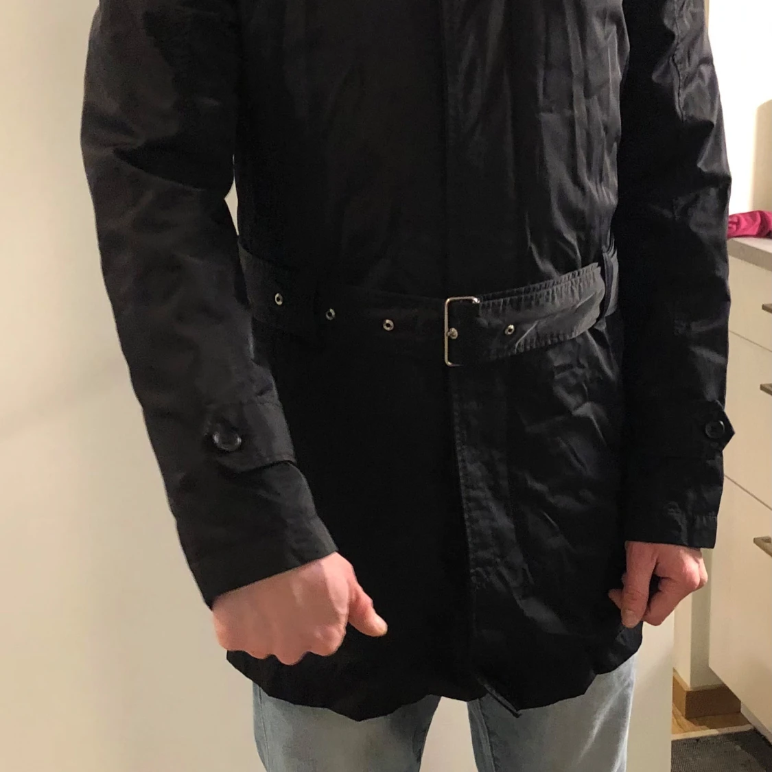 Svart trenchcoat från J.Lindeberg