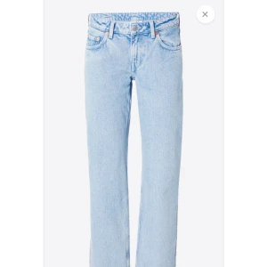 Ljusblå jeans från weekday - Säljer mina arrow low raka jeans då de blivit för korta på mig