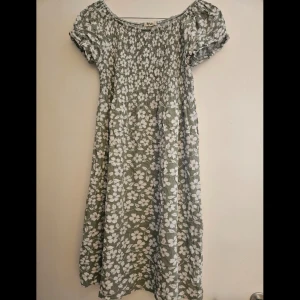 Klänning - Använd fåtal gånger men har inte hängt upp så har blivit lite skrynklig. Köpt utomlands och står storlek M/L men är definitivt storlek XS/S