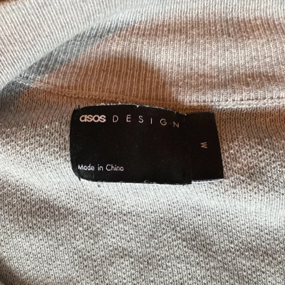 Säljer en stilren grå tröja från ASOS DESIGN. Half zip långärmad. . Neuletakit & Villapaidat.