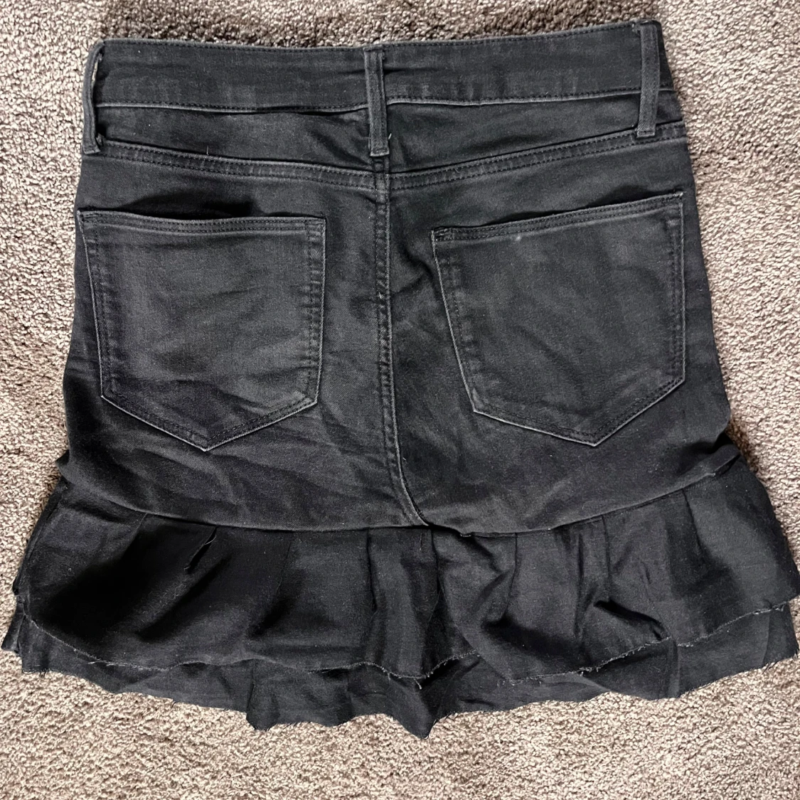 Svart jeanskjol med volang - 3