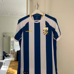 IFK Göteborg hemmatröja 24 utan reklam - IFK Göteborg hemmatröja 2024 utan reklam. Storlek S, helt ny med lappen kvar. Möts upp i Vasa i Göteborg  Köpt i Blåvittshopens popup-butik på fredsgatan. På tjejen i butiken verkar det vara en tröja som klubben hade att ta ställning till vid val av matchtröja för året, därav att det inte är reklam på den. Inte helt 100 dock.