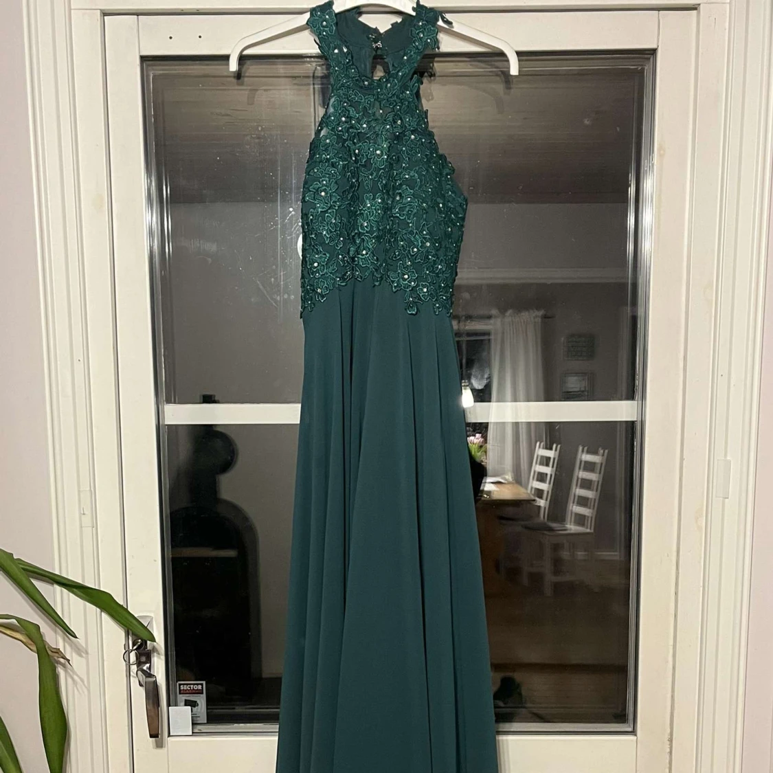 Grön långklänning med spetsdetaljer - 2