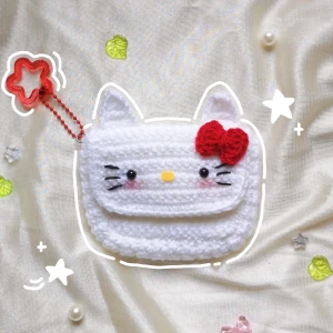 Hello Kitty Mini Pouch Wallet 🎀 - Supersöt Hello Kitty plånboks pouch med stjärnformad charm. Perfekt att förvara kort, nycklar, läppglans och stängs med kardborreband! 💌 Frakt 22kr via swish eller använd KÖP NU! Postas inom 2 dagar efter betalning 🤗
