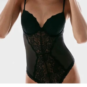 Body hm - Säljer denna eftertraktade bodyn, bra skick storlek 75A