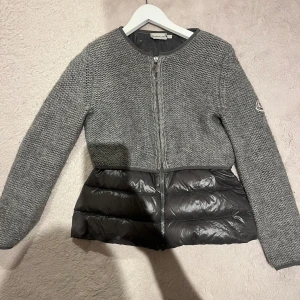 Moncler cardigan - Moncler cardigan i storlek S