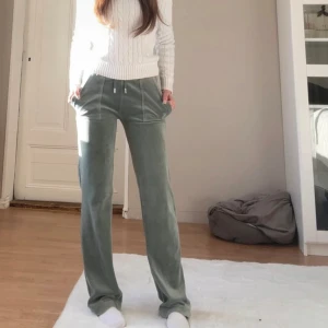 Lågmidjade byxor  - Ett par jättefina Lågmidjade byxor i mjukt material från juicy couture! De är i en fin mint färg med fina backfickor till💗 Ställ frågor!💗