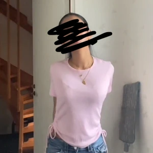 Rosa kortärmad topp - Säljer en söt rosa kortärmad topp med knytning i sidan. Perfekt för en avslappnad stil och passar bra till jeans. Toppen har en rund halsringning och är gjord i ett mjukt material. Köpte utomlands för 300❤️ 