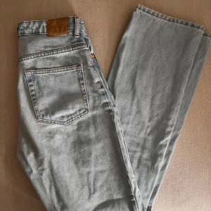 Ljusblå jeans från Weekday - Säljer ett par klassiska ljusblå jeans från Weekday. De har en rak passform med hög midja.