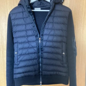 Moncler Cardigan Navy Blue - Navy Blue Moncler Cardigan, skick 9/10, storlek L men är mer som en M, Kvitto och äkthetsbevis finns:)