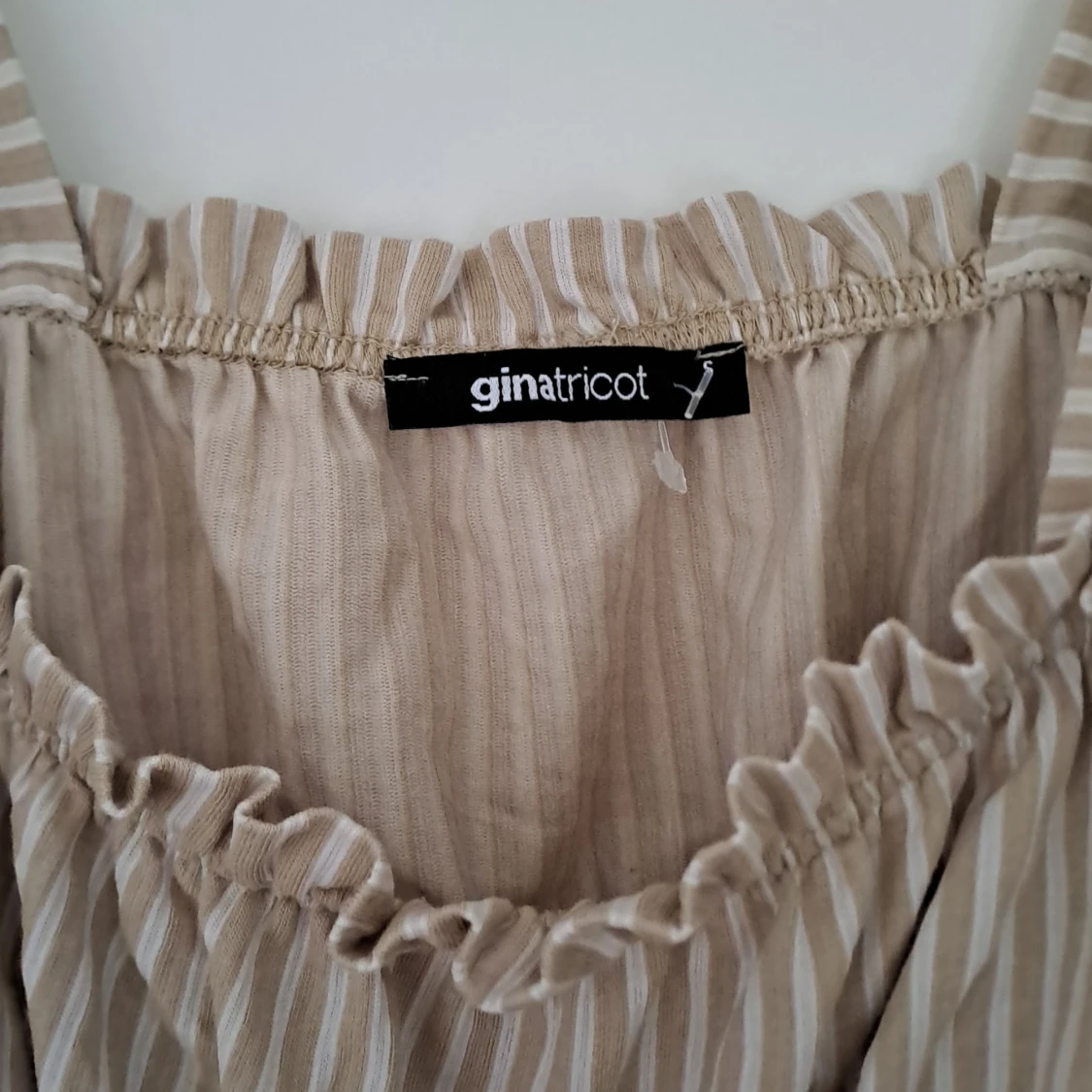 Beige och vit randig linnetopp från Gina Tricot - 1