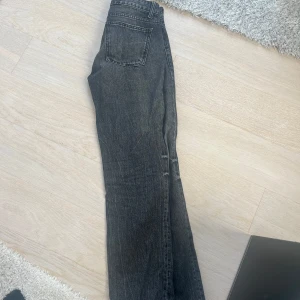 mörkgrå jeans från Zara - Snygga mörkgrå jeans från Zara. De har en rak passform.