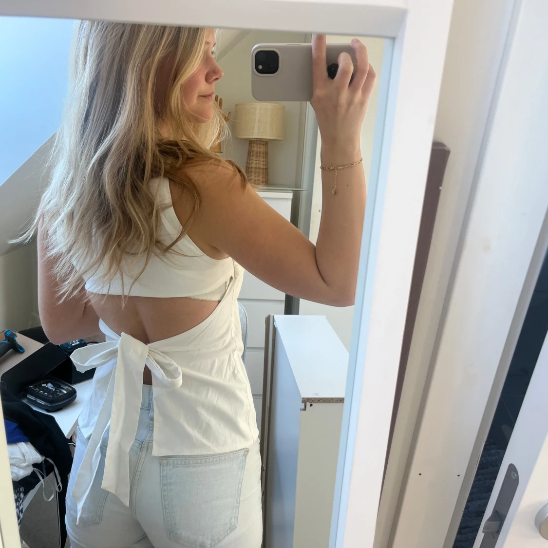 Vit ärmlös blus med knyt i ryggen - 1