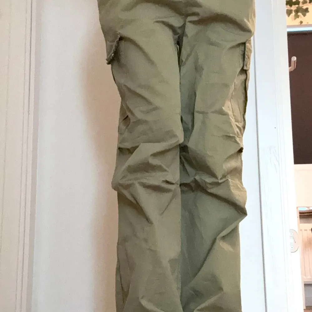 Jättesnygg och helt ny, köpt utomlands men har aldrig använd dem då jag tycker dem är lite korta på mig som är 167cm. Skulle nog passat någon runt 160-164. Inga defekter, bra material. Skulle säg storleken är S . Farkut & Housut.