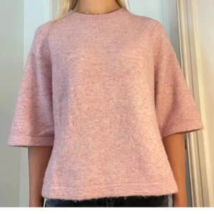 Rosa stickad tröja - Säljer en mysig rosa stickad tröja med trekvartsärmar. Perfekt för kyligare dagar och ger en avslappnad look. Passar bra till jeans eller kjol.