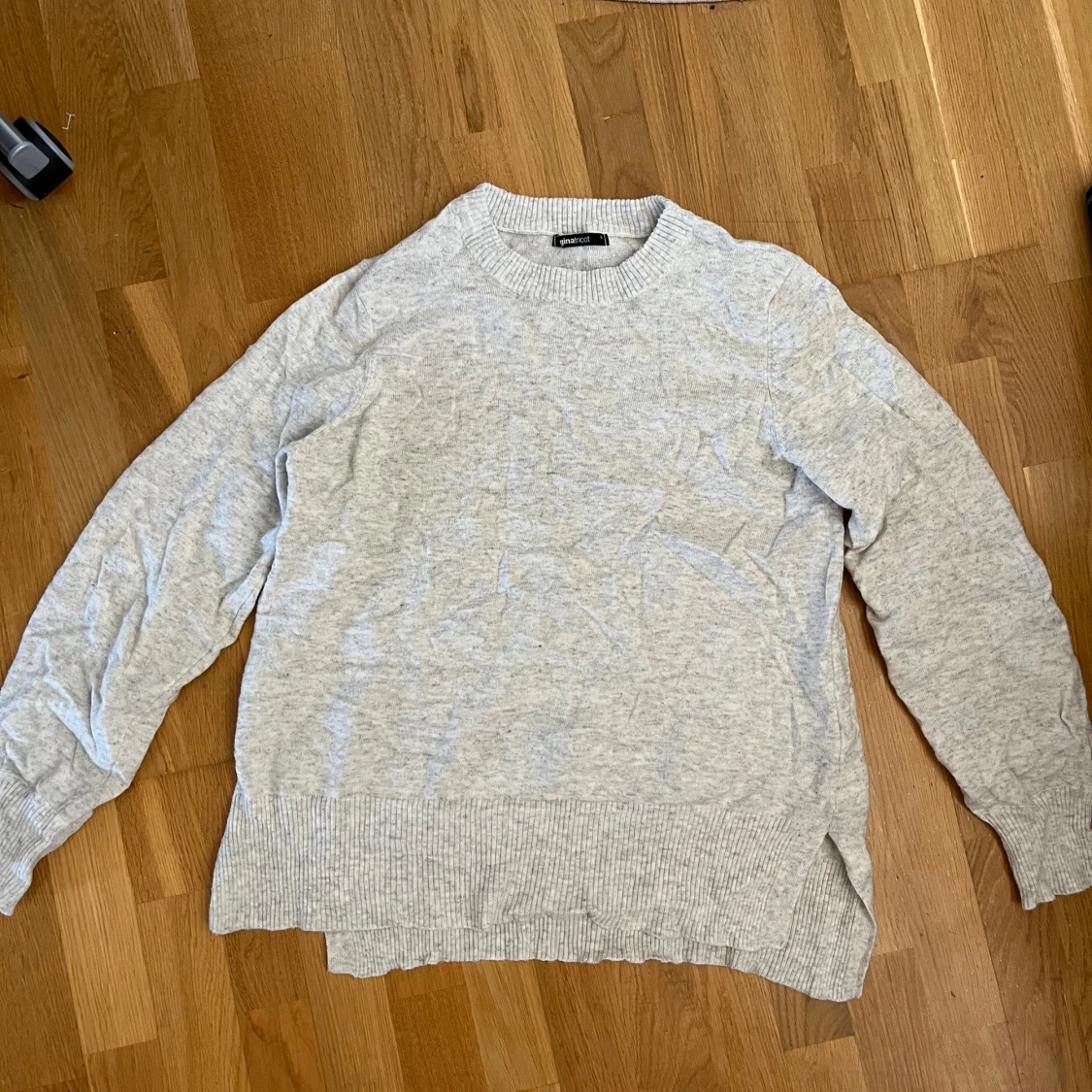 Grå stickad tröja - 2