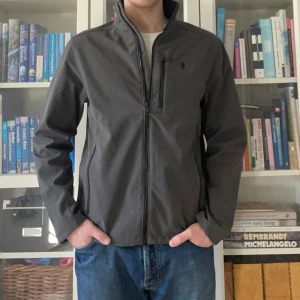 JACKA RALPH LAUREN - Jacka från Ralph lauren| Storlek: M - Skicket är väldigt bra - Mitt pris: 699- Nypris: Ca 2500- Modellen är 182 och väger 70 kg.  Hör gärna av dig om du har några frågor.//AU_Archive