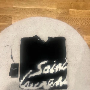 Saint Laurent tröja ( KVITTO FINNS PÅ BILDERNA) - Jag säljer nu min extremt snygga Saint Laurent tröja som jag köpte när jag var i Danmark vilket man även kan se på kvittot, tröjan är 100 % äkta med ett väldigt bra skick så säljer jag nu denna för 2499 kr ( OBS nypriset ligger på cirka 13000 kr.)