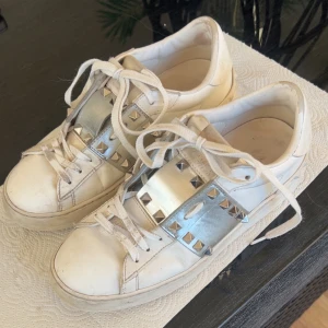 Valentino skor  - Valentino skor i storlek 36,5 (sitter som strl 37) två små defekter (bild 4 & 5) ❤️ 