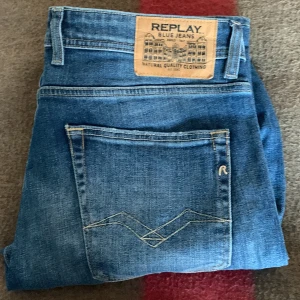 Replay jeans - Blå Replay-jeans, storlek 34 längd och 33 midja. Jeansen är i bra skick och har en modern passform med hög komfort. Perfekta för den som söker stil och hållbarhet. Replay är känt för kvalitet och dessa jeans är inget undantag