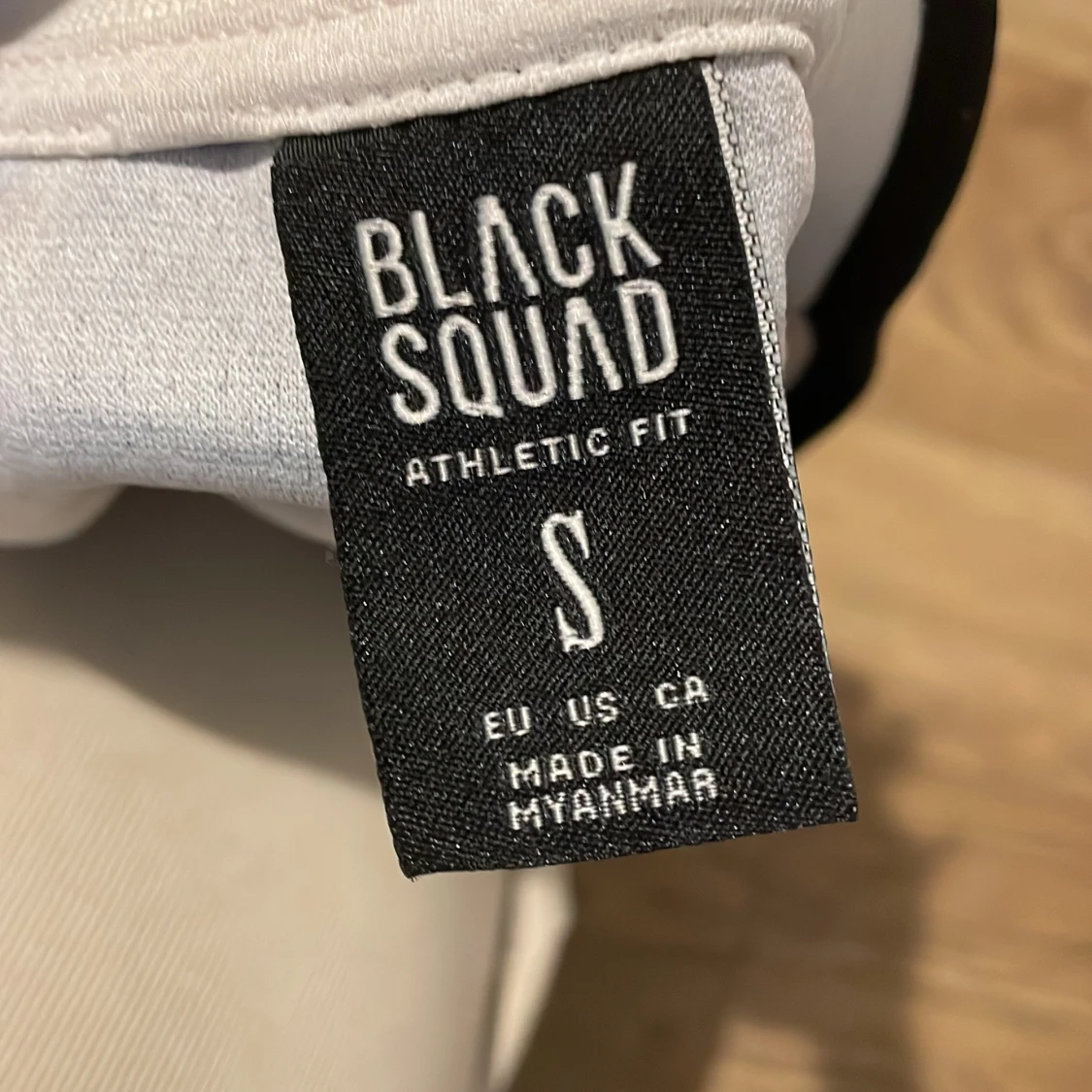 Svart linne från Black Squad med blixtmönster - 2