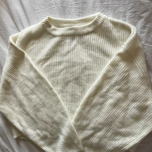 Vit stickad tröja - Säljer en stilren vit stickad tröja från H&M. Tröjan har en klassisk rund hals och långa ärmar, perfekt för kyligare dagar💞