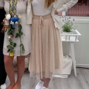 Rosa kjol från Hampton Republic - Säljer en superfin rosa kjol från Hampton Republic. Kjolen har en knytning i midjan och tre lager av tyg. Har använt endast en gång🌸