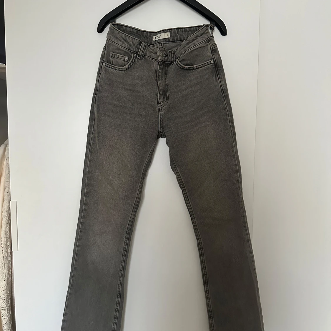 Grå jeans 