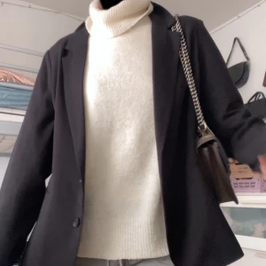 Svart Oversized kavaj - Svart Oversized kavaj från zizzi köpt secondhand men nästan aldrig använt. Kavajen har långa ärmar och en enkel knäppning framtill.