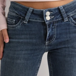 Low waist bootcut stitch Jeans från Nelly - Snygga blå bootcut jeans med låg midja och dubbla knappar fram. Bakfickorna har ett coolt broderat mönster i vitt. Perfekta för en avslappnad stil med en touch av detaljer. Ursprungs pris: 699 kr, säljer den då jag inte använder den ofta, lite dekaler vid nedre delen av jeansen men syns knappt vid användning❣️