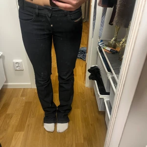 Blåa diesel jeans  - Snygga mörkblåa jeansbyxor med en bootcut passform. De har en klassisk femficksdesign och är perfekta för en stilren look. Byxorna har en lågmidjad skärning 
