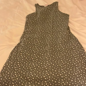Blommig klänning från H&M - Säljer en söt blommig klänning från H&M. Klänningen är ärmlös och har ett fint mönster med små blommor. Perfekt för en somrig dag eller en avslappnad utflykt. 🌸