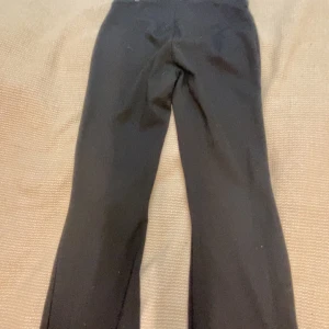 Svarta byxor från Gina Tricot - Snygga svarta byxor från Gina Tricot med bootcut. Storlek M men väldigt korta. Använt några gånger. Priser kan sönkas