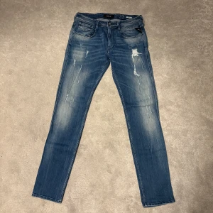 Replay Anbass jeans - Säljer nu dessa Replay jeans med slitningar i modellen Anbass|Nypris:1600kr|Storlek W33/L34, men sitter som W33/L33|Bara att skriva vid minsta fundering/fråga!