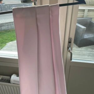 Ljusrosa kostymbyxor från BikBok - Snygga ljusrosa kostymbyxor från BikBok med en elegant design. Byxorna har en klassisk passform med raka ben och diskreta fickor. Perfekta för en stilren look. Lågmidjade. Säljer då dem aldrig kommit till användning s dem är helt nya