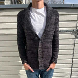 Stickad cardigan - Tja! Säljer nu denna sjukt feta stickade cardiganen som är köppt utomlands. Skick 9/10 toppskick utan synliga defekter. Nypris ligger runt 900kr men säljs nu för 449kr. Hör gärna av er vid minsta lilla fundering.