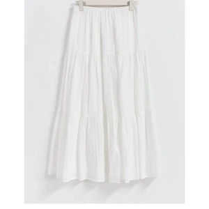 Vit långkjol från Gina Tricot - Säljer en stilren vit långkjol från Gina Tricot i bomull. Kjolen har en luftig och bekväm passform med elastisk midja. Perfekt för varma dagar och kan enkelt matchas med olika toppar.