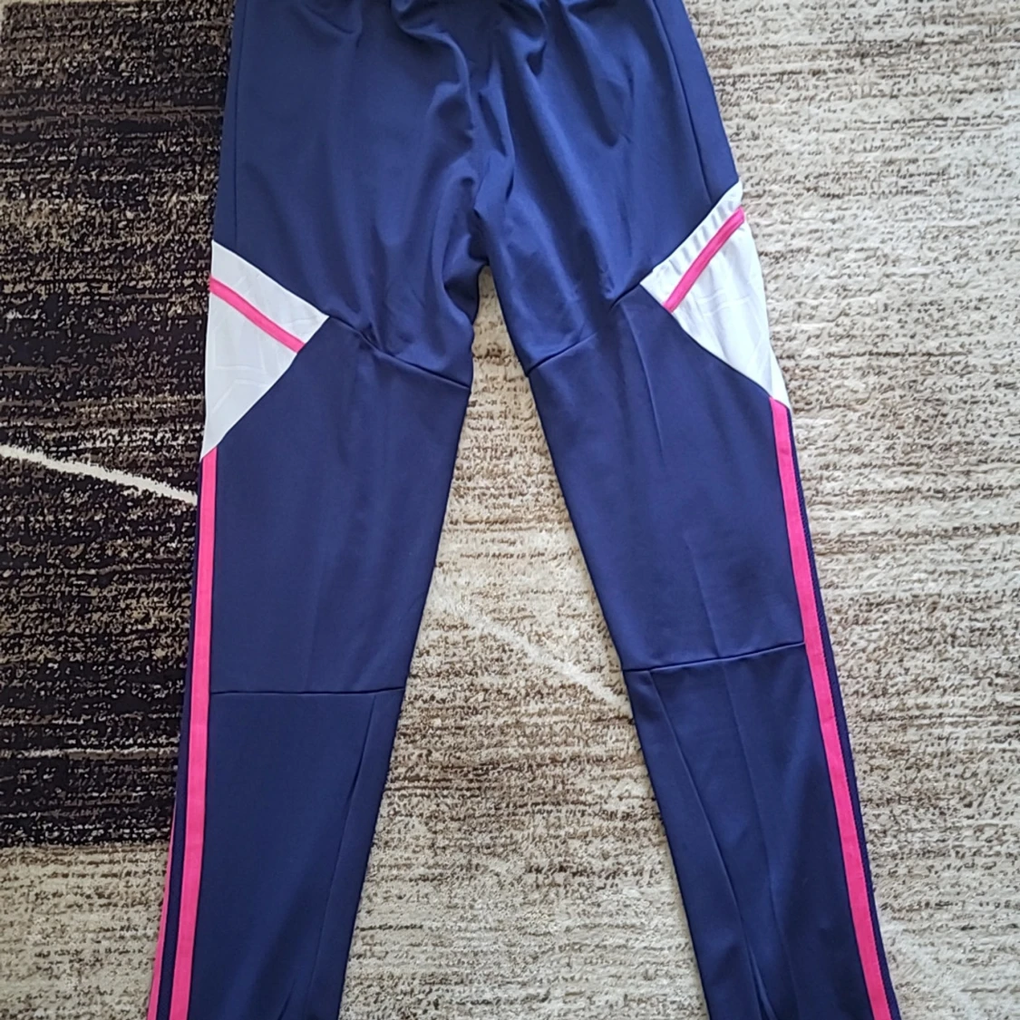 Mörkblå träningsbyxor från Adidas med Arsenal-logga - 1